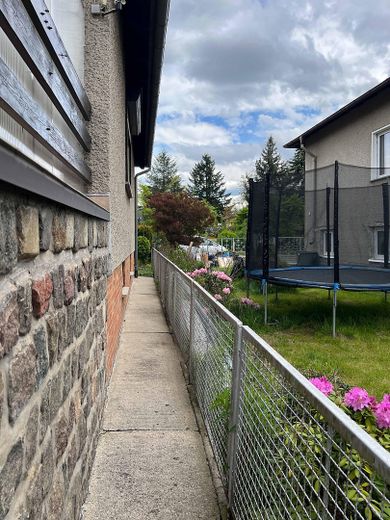 Einfamilienhaus in attraktiver Lage von Berlin-Hohenschönhausen – Umgehung linke Seite