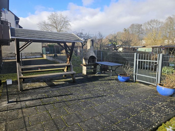 Hausgefühl statt Wohnung: Moderne 3-Zi.-Maisonette mit Garten, Terrasse & Balkon (BJ 2013) – Außenbereich hinten