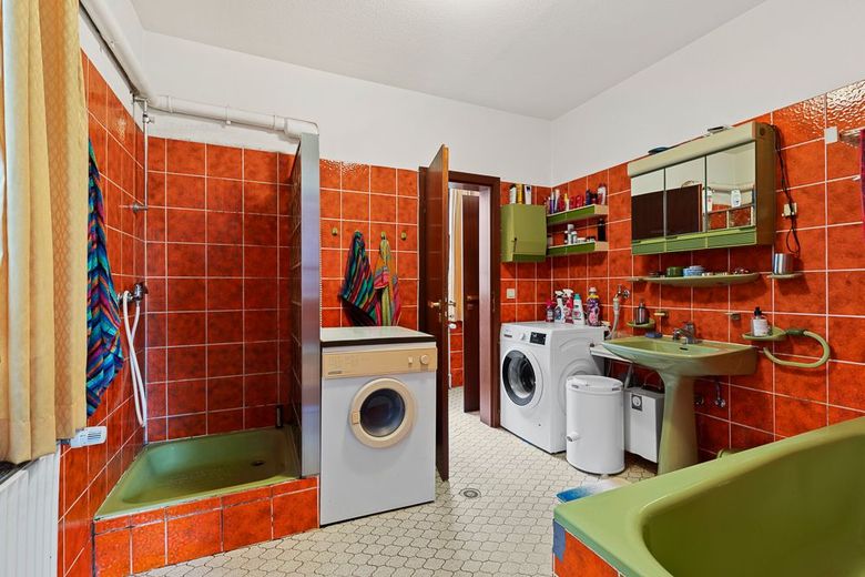 Sanierungsbedürftige Doppelhaushälfte mit großzügigem Grundstück und Doppelgarage in HH-Rahlstedt – Badezimmer EG