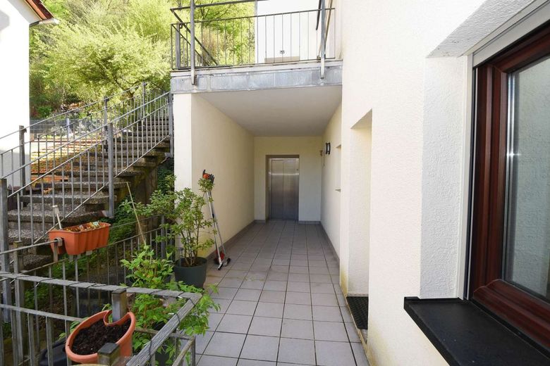 Maisonette-Wohnung mit Großzügigkeit und Komfort - modernes Wohnen auf zwei Ebenen – Außenbereich Aufzug