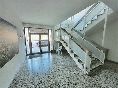 Provisievrij solitair object op toplocatie! Kantoorruimte, productie en veel buitenruimte aan de A1! – Treppenhaus Bürogebäude
