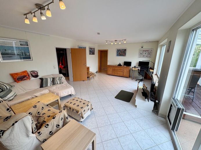 Wohnen am See: Traumwohnung mit Potenzial für zwei Einheiten, provisionsfrei von Privat – Wohnzimmer