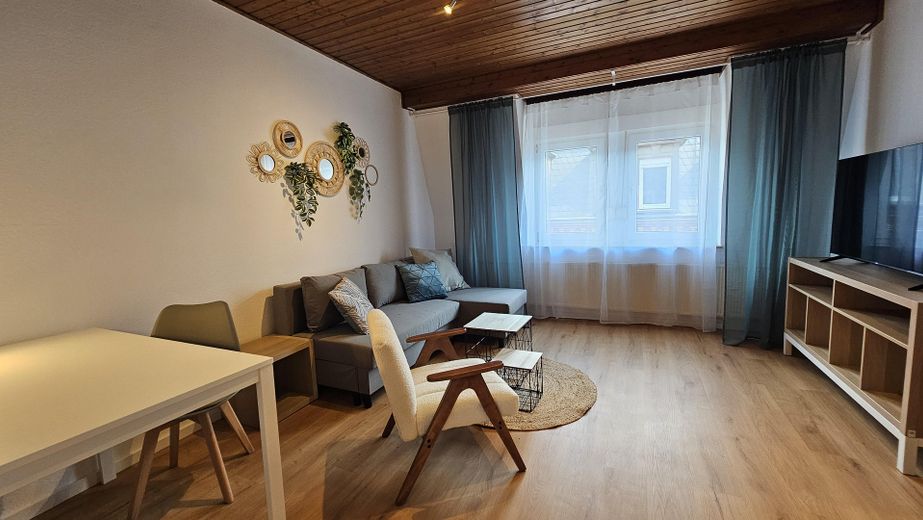Moderno appartamento arredato di 2 locali a Fürth - PREZZO TUTTO INCLUSO – Wohnzimmer