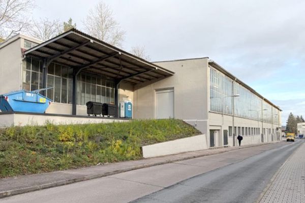 1440 m² große Halle für Lager und Produktion, mit LKW befahrbar zur Miete im Gewerbepark Gera