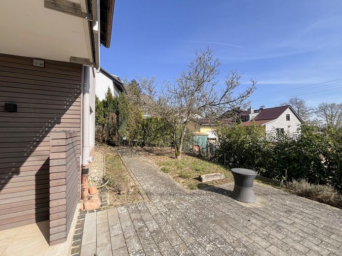 Renditestarke Kapitalanlage! MFH (4 Parteien) in Top-Zustand in Waldrandlage von Wiesbaden Naurod!!! – Terrasse Eingang