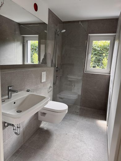 Großzügige helle Neubauwohnung im 1.OG eines Zweiparteienhaus in Verl – Gästebad
