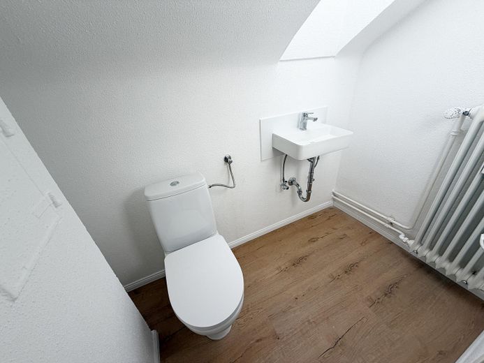Piso de 2 habitaciones en ático, completamente renovado, con plaza de aparcamiento en Oberstenfeld – Separates WC