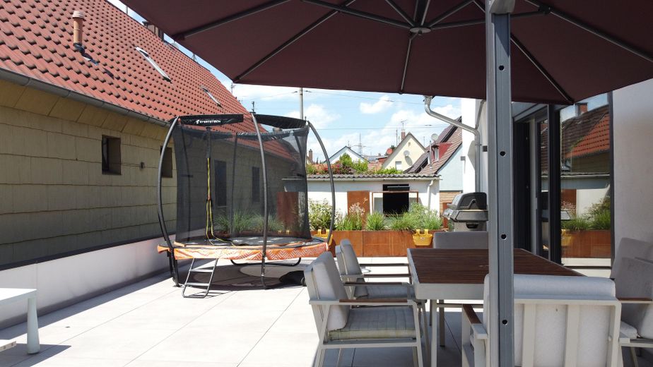 Zukunftssicheres Design-Atriumhaus: Klasse B, 12kWp PV, Klima, Kamin & Einlieger-Option – Terrasse