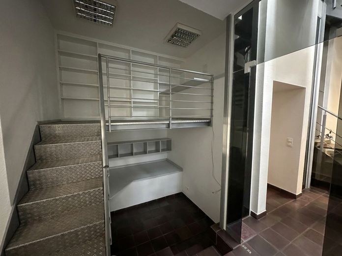 Büro im Herzen von Langenfeld + Archiv, Parkplatz, Konferenzraum – Empore unten