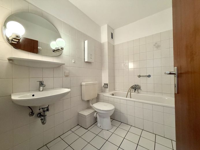 Fröndenberg-Mitte: 1-Raum-Single-Appartement mit Balkon - Frisch renoviert und mit neuem Oberboden! – Bad
