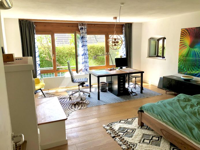 Großes Arbeits-Schlafzimmer