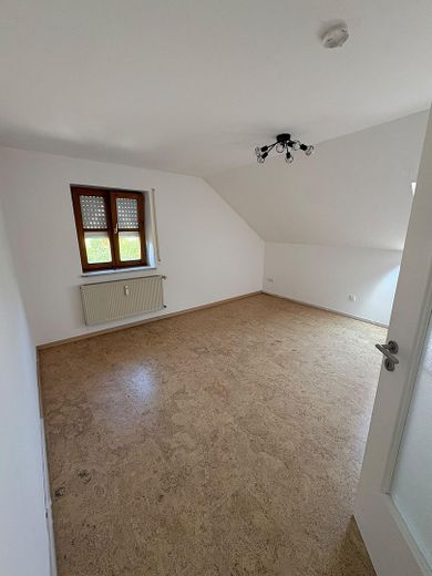 Luminoso appartamento di 4 locali mansardato con giardino privato – Schlafzimmer