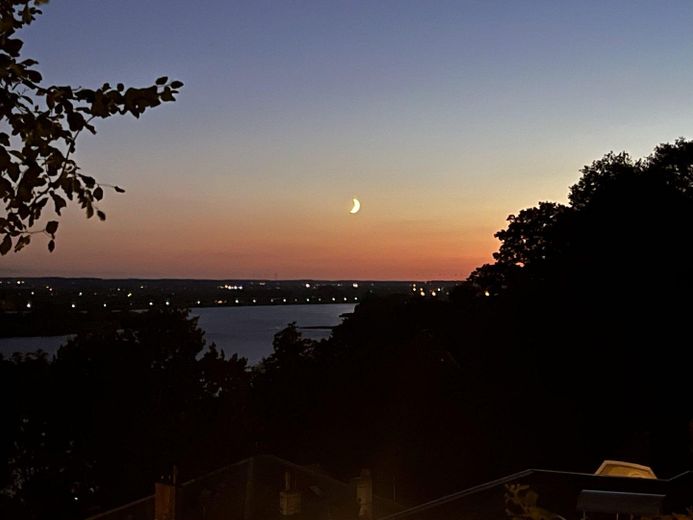 Wohnen, wo Hamburg zur Elbe hinabsteigt – Mondsichel zur blauen Stunde