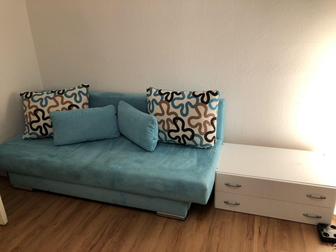 2026 Berlin! Schöner im möblierten Apartment in Steglitz, Elisenstr., zwischen Rathaus & Stadtpark – Wohnzimmer - Sofa