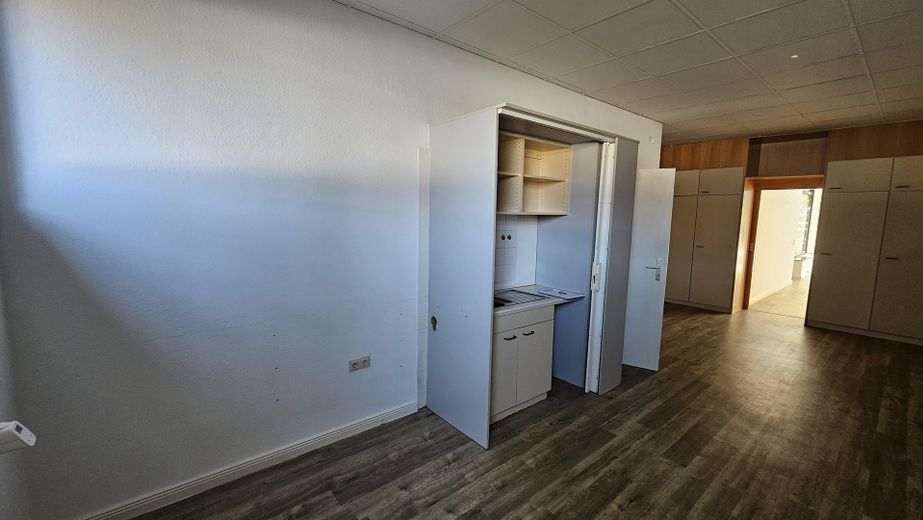 Helle Ladenfläche / Büro mit Schaufenster · 65 m² · direkt am Bahnhof Bad Bevensen · provisionsfrei – Küchenzeile