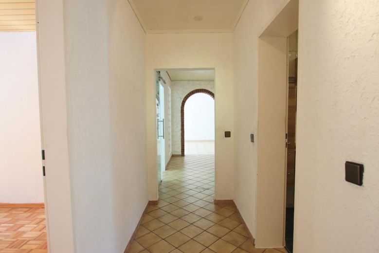 Flur mit Blick ins Wohnzimmer