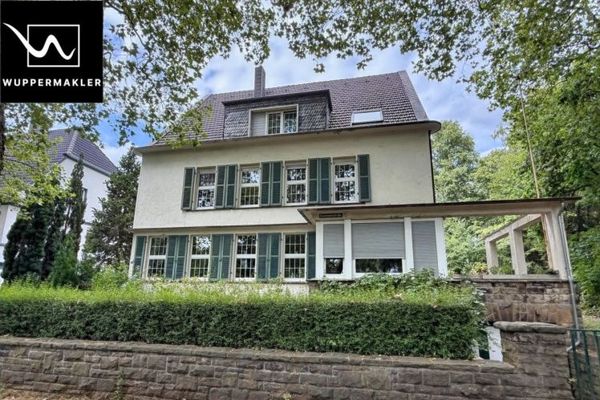 Altbaucharme unterm Dach – Großzügige vermietete Wohnung mit Balkon