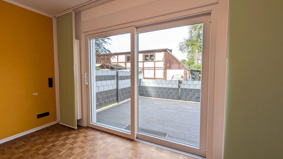 Ampio appartamento con terrazza, due bagni, garage e annesso versatile - senza provvigione – Wohnzimmer / Terrasse