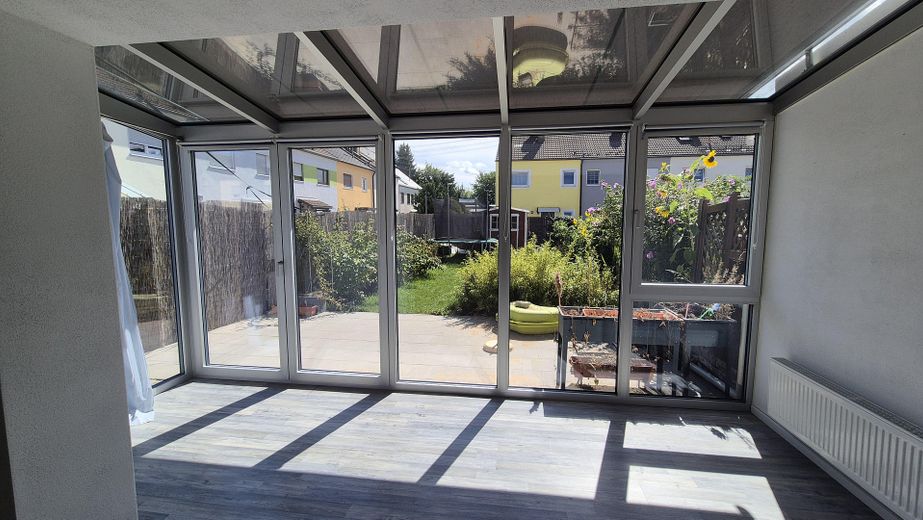 Casa a schiera di testa affascinante e modernizzata in posizione tranquilla alla periferia della città – Wintergarten