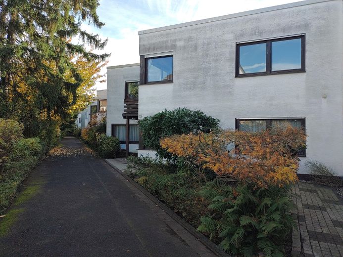 Großzügiges Reihenmittelhaus mit 222m² in Muffendorf, Einliegerwohnung und sonnigem Atriumgarten – Hausansicht Herbst