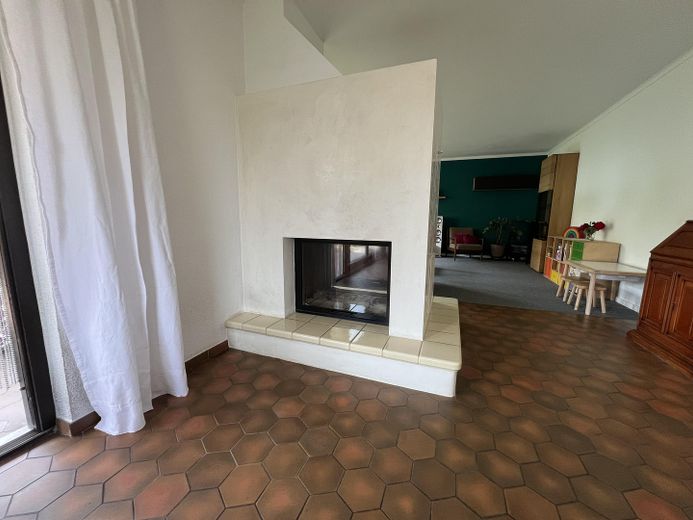 Hell und großzügig geschnitten - Freistehendes Einfamilienhaus mit Garten und Kamin – Foto 3