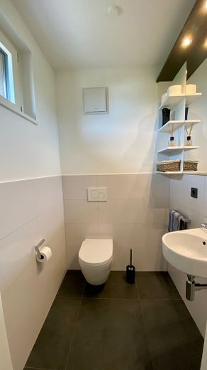 Bestens ausgestattete Maisonette-Wohnung (ca. 185 m², mit Einbauküche) in ruhiger Citylage von Bühl! – Gäste-WC / 2. OG