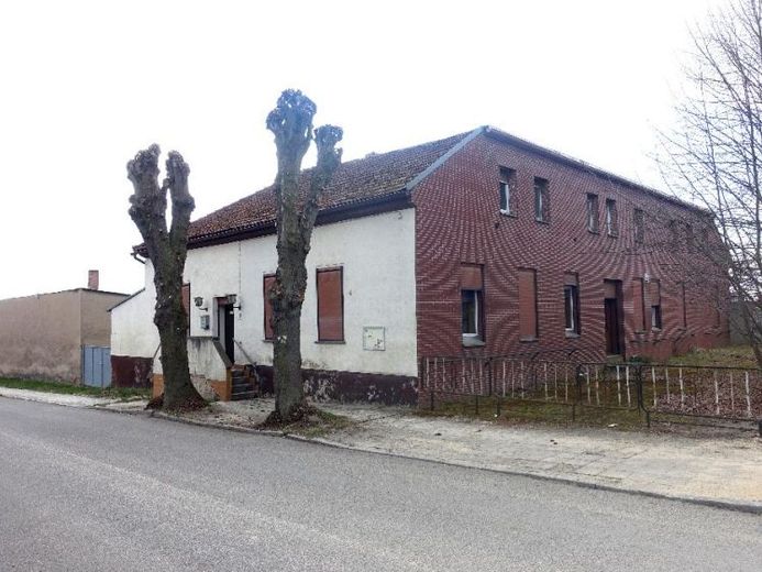 Przestronny dom mieszkalny z lokalem usługowym i rozległą działką – Foto 1