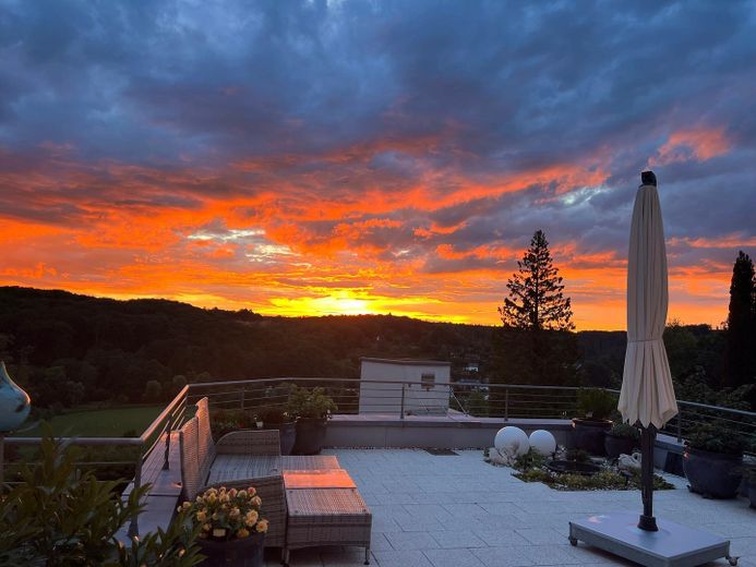 Esclusivo appartamento con terrazza, vista incantevole sul verde, ampie vetrate e garage – Foto 1