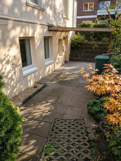 Investment property: Listed apartment building with potential – Terrasse Souterrainwohnung