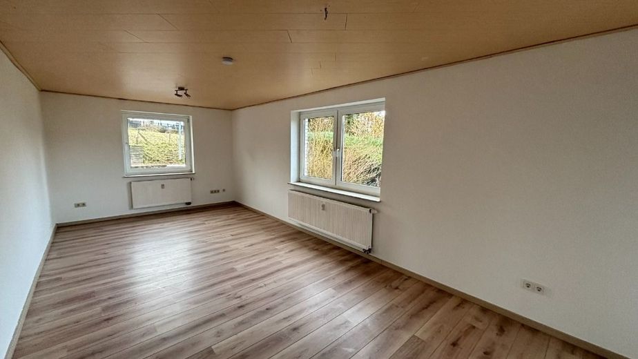 4-Zimmer-Erdgeschosswohnung mit Balkon, EBK &amp; PKW-Stellplatz – Wohnzimmer - www.immobilien-heise.de