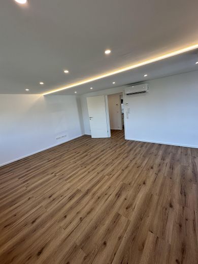 Modernes Wohnen im Erstbezug – Klimatisierte DG Wohnung mit Blick ins Grüne inklusive – Wohnzimmer