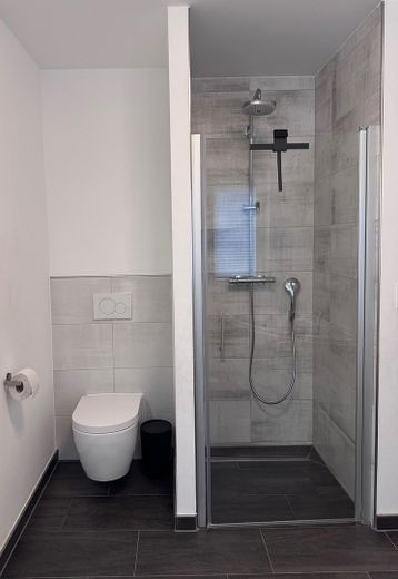 Einzigartige Gartenwohnung in München – Großes Bad - Dusche