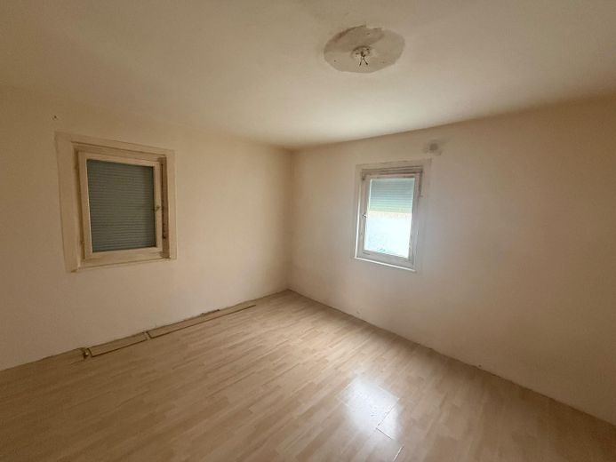 Maison individuelle nécessitant des travaux de rénovation avec grange, située au calme à Bretzfeld – Photo 6