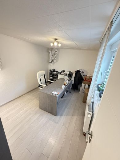 1–2 Familienhaus mit ca.300 m² Wfl.auf großzügigem 1.050-m²-Grundstück–ideal für Wohnen und Arbeiten – Büro
