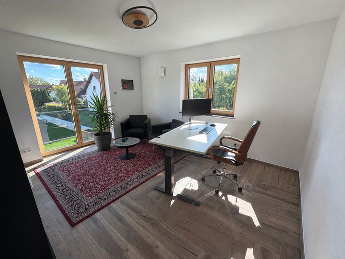 Hochwertige Neubauwohnung mit großzügiger Galerie in ZFH (möbliert) – Arbeitszimmer