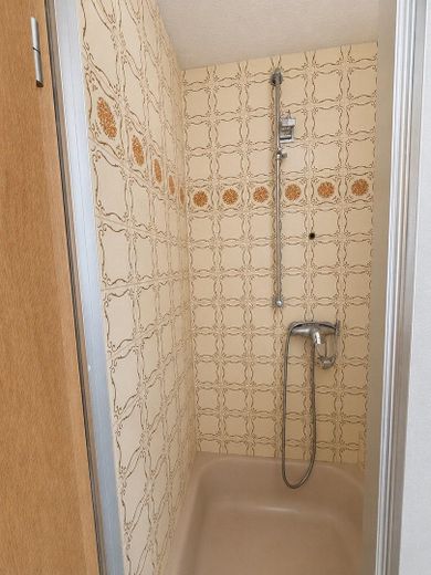 Großzügiges Wohnhaus mit ca.360 m² – Potenzial für Mehrgenerationenwohnen oder mehrere Wohneinheiten – 1. OG Vollbad
