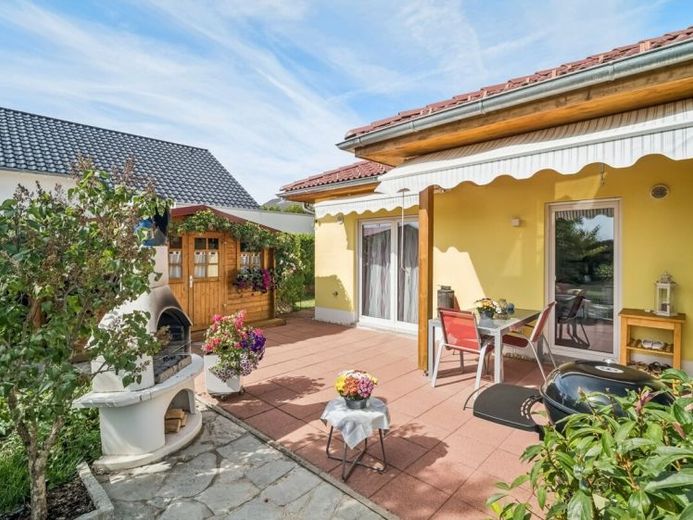 Moderner Bungalow mit hochwertiger Energietechnik, Traumterrasse und ruhiger Lage – Foto 1