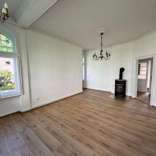 شقة جميلة من 4 غرف في مبنى قديم يضم ثلاث وحدات سكنية – Wohnzimmer