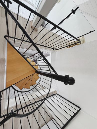 Appartement-galerie de 3 pièces avec deux loggias, balcon et vue dégagée sur Höchst. – Wendeltreppe