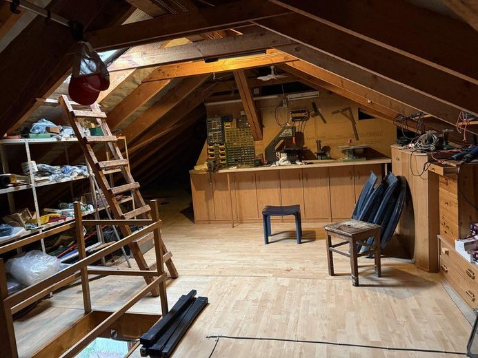 Zweifamilienhaus mit 2 sep. Wohneinheiten | Mögl. Anlageobjekt – Dachboden Wohnung OG