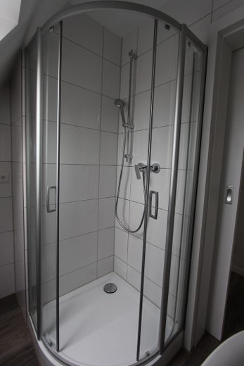 Schöne 2-Zi-Dachgeschosswohnung & großzügiger Hobbyraum - Erstbezug nach Renovierung! – Bad