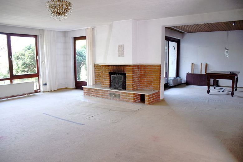 Viel Platz für das Leben - freistehendes Einfamilienhaus mit Einliegerwohnung in Waldrandnähe von Darmstadt-Eberstadt – großer Wohn- und Essbereich mit Kamin