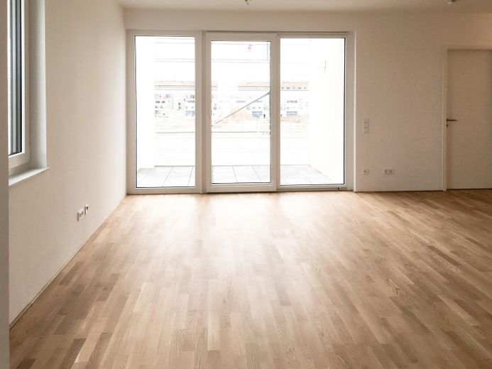 Skyline manzaralı, kapalı balkonlu, ankastre mutfaklı ve kapalı otoparklı aydınlık 2 odalı daire, Frankfurt-Riedberg – Wohn- Essbereich