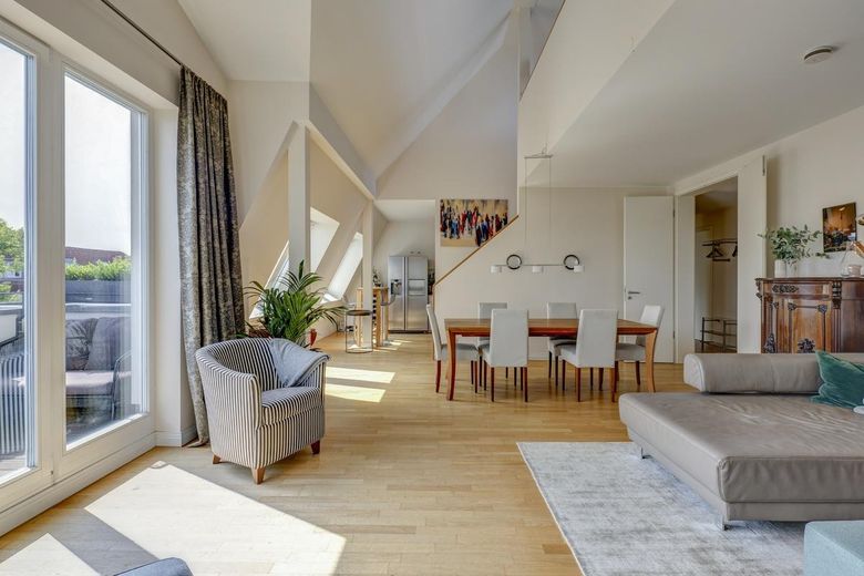 Über den Dächern von Schmargendorf – großzügige Maisonettewohnung mit Galerie & Dachterrasse – Wohn-Esszimmer 