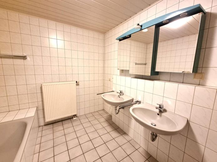 Wohnen am Rathaus - Großzügige Eigentumswohnung im Herzen von Haßloch – Bad - Ist-Stand