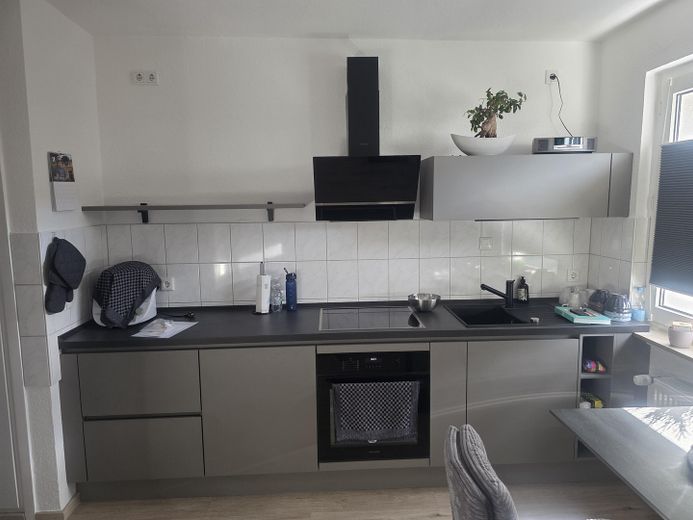 Сучасна 3-кімнатна квартира з ванною з денним світлом і 78 м² житл. пл. на 1-му поверсі – гараж можливий! – Küche 1