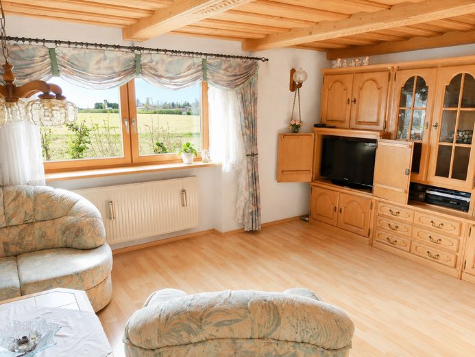 Ampia casa nel verde – utilizzo versatile, disponibile a breve | 659.000 € – Wohnzimmer OG