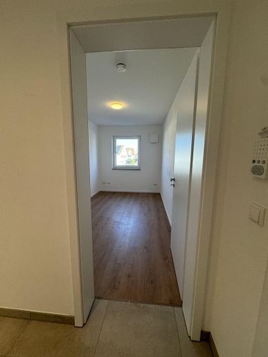 Sonnige 4-Zimmer Wohnung // Garten, EBK und hohen Decken // Neubau in Langenbach – Schlafraum/Wohnraum 1
