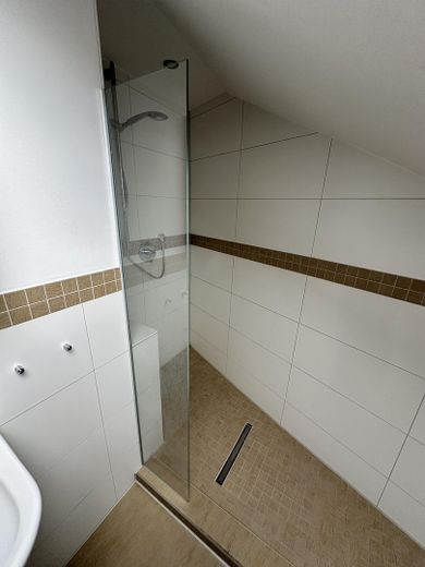 Bright 2-room attic apartment with fitted kitchen in a central location – Badezimmer