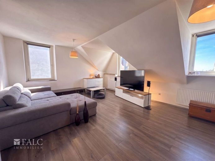 Top-Investment mit Wellness-Faktor: Sanierte Ertragsperle mit Saunahaus &amp; Garagen in wachsender Lage – Wohnzimmer 2. OG